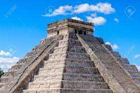 El Castillo (Templo De Kukulcán), Una Pirámide Escalonada Mesoamericana,  Chichén Itzá. Era Una Gran Ciudad Precolombina Construida Por Los Mayas Del  Período Clásico Terminal. Fotos, Retratos, Imágenes Y Fotografía De Archivo  Libres