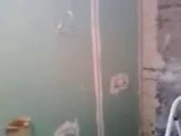 Гипсокартон #гипсокартон_на_стена #dewalt_dce089d1g как да направим стената права, топло и звукоизолирана? Zatvaryane Na Banya S Gipsokarton Youtube