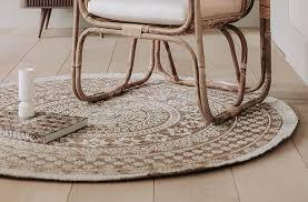 Bunte runde teppiche mit filzkugeln bilden ein faszinierendes, hypnotisierendes teppichmosaik, das einen einzigartigen effekt im raum erzeugt. Ronde Tapijten Zacht Sterk En Trendy Goossens