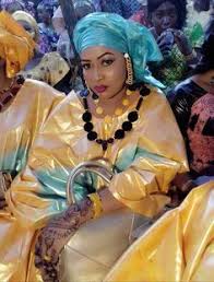 Le modèle de bazin le plus convoité par les hommes est le bazin riche getzner. Bazin Modele 5 African Fashion Modern African Fashion Dresses African Design Dresses