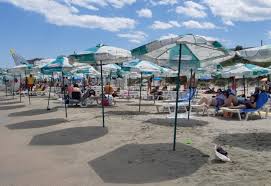 Голям плажен чадър с двоен покрив за прохлада. Bso8ggo3mtdhum