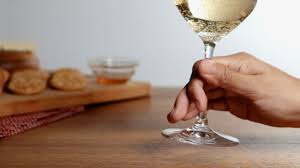 3 Ways To Hold A Wine Glass Wikihow