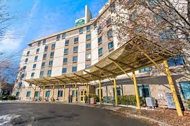 The inn is located in southern berkshire county between two mountains (snow and hanging) and three rivers (farmington, buck, and clam), and minutes from the ct and ny borders. La Quinta Inn Suites By Wyndham Boston Somerville Somerville Ma Hotels