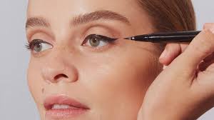 how to apply eyeliner without shaking