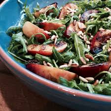 Rucola Salat Mit Gegrillten Pfirsiche Und Pinienkerne Randen Und Marillen