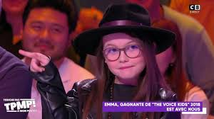 À 10 ans, l'écolière en cm2 a séduit une fois de plus son auditoire pour la dernière émission. Emma The Voice Kids Weighs Matthieu Delormeau
