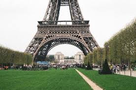 Welcome to the official account of the #eiffeltower! Base De La Torre Eiffel Bild Von Paris Ile De France Tripadvisor
