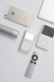 Ipod mini can play songs in a random order, if you want to shuffle the tracks all you have to do is to the ipod mini turns on by pressing any button. Ipod Mini Minimally Minimal