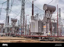 Planta eléctrica, línea de transmisión de energía, equipo industrial Fotografía de stock - Alamy