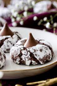 Chocolate Crinkle Kiss Cookies gambar png