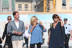 Brigitte macron steps out in a bold new color. Am Rande Der Visite Von Prasident Macron Brigitte Macron Auf Der Corniche