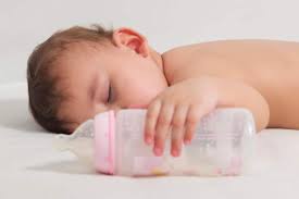 Anda harus mulai mencoba rahasia keberhasilan melakukan cara agar bayi mau minum susu formula adalah menjadi orang yang paling sabar. Tips Mengatasi Kebiasaan Anak Minum Susu Di Botol Saat Tidur