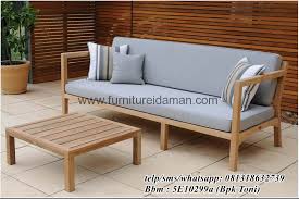 Tips cara memilih desain kursi kayu untuk ruang tamu 1. Bangku Kayu Jati Jok Bludru Minimalis Furniture Idaman