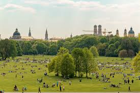Der englische garten in münchen ist die zweitgrößte parkanlage deutschlands mit vielen parkarchitekturen, attraktionen und sehenswürdigkeiten. 6 Nude Sunbathing Spots In Munich