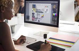 what does a graphic designer do and how