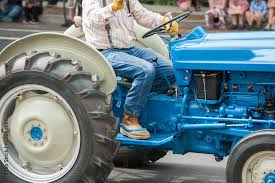 vine blue ford tractor with big