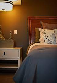 how to decorate a bedroom with brown walls
