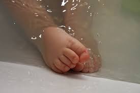 Pode ser uma ótima maneira de ajudar seu bebê a relaxar e descansar à noite. Pode Dar Banho Em Recem Nascido A Noite Trocando Fraldas