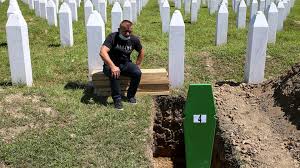 Srebrenica — srȅbrenica ž definicija naselje u i bosni (bih), 5800 stan.; Gedenken An Srebrenica Massaker Begrabnis Nach 25 Jahren Tagesschau De