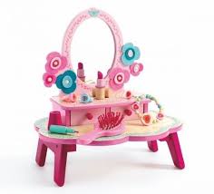 Тази детска тоалетка с пиано на батерии и столче ще стане една от любимите детски играчки на вашата малка принцеса. Onlajn Magazin Za Drveni Igrachki Mousetoys Eu Djeco Detska Toaletka S Aksesoari Kukli I Plyusheni Igrachki Kukli I Tekstilni Igrachki Kukli I Plyusheni Igrachki