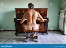 Hombre Maduro Desnudo En El Piano Imagen de archivo 