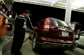 有人ガソリンスタンドのイメージ写真 〜 画像3 - ガソスタで給油中にミラーに掛ける「油種の札」！ 理由は「油種間違い防止」だけじゃなかった |  自動車情報・ニュース WEB CARTOP さん