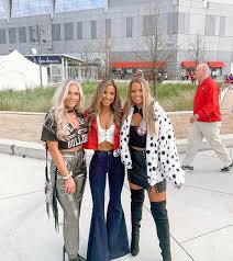 College football games college game days tailgate outfit football fashion outfit ideas vest fashion outfits denim fall. 47 Uga Game Day Ideas Gameday Outfit Gaming Clothes College Gameday Outfits