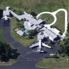 La casa di john travolta (attore e pilota d'aerei) in florida è stata progettata per ricordare un aeroporto e ospita una pista di atterraggio. John Travolta Kelly Preston S House In Anthony Fl Google Maps