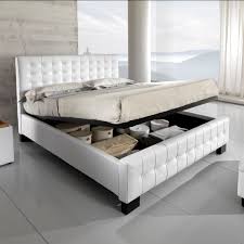 Il letto rialzato ergo si può attrezzare con uno o due letti, cassetti, scaletta e scrittoio estraibili. Letto In Pelle Bianco Con Contenitore Etnico Outlet Mobili Etnici
