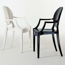 Set mit 2 stühlen , transparent glasklar. Kartell Louis Ghost Esszimmerstuhle Modernes Mobeldesign Wohn Design