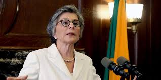 Senator barbara boxer was shoved from behind and robbed of her cellphone in downtown oakland on monday, a message from her twitter account said. 0q Ixp3gzq9rom