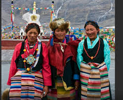 Traditional clothing from around the world – P10 – Chuba (Tibet): The  costume is associated with Tibetan culture | World Marks