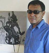 Mohd Taquddin with his painting titled &#39;Gusti Putri Retno Dumilah&#39;. - m_pg15gusti