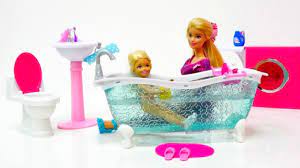 Weitere ideen zu barbie barbies puppen barbie sammlung. Barbie Bekommt Ein Neues Badezimmer Video Fur Kinder Youtube