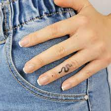 This snake finger tattoo is so sensual and sassy, while still being small enough to be considered subtle. Finger Snake Snaketattoo Agophobia Tattoo Shop Facebook