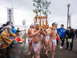 沼津で「寒中みそぎ祭り」 ふんどし姿の男たちが海でみこし担ぐ - 沼津経済新聞