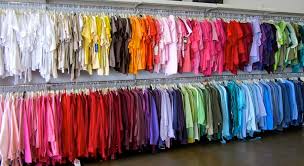 una tienda de ropa por colores