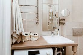 how to decorate a small bathroom