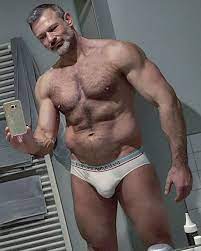 Hairy muscle dad shows off his assets - gratis-pornobilder.net