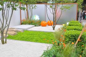 ▶meilleure photo pour votre projet! Jardin Zen Un Petit Jardin De Ville Amenage Avec Des Meubles Et Des Fleurs Oranges