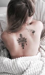 Cada um faz a tattoo que mais combina com sua personalidade. 50 Ideias De Tatuagens Femininas Nas Costas Fotos E Tatuagens