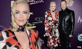 The singer that receives the least amount of votes from the judges is eliminated and their identity is then revealed. Jenny Mccarthy Thought Her Husband Might Be On The Masked Singer