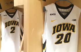 Er staan 171 iowa basketball te koop op etsy, en gemiddeld kosten ze € 20,31. Photo Iowa To Wear Rm23 On Uniforms To Honor Roy Marble Big Ten Network