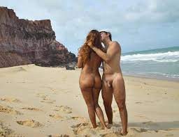 Nackte Paare am Strand küssen - FKK Bilder