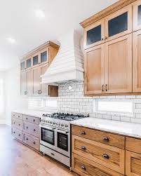 Oak is often known for its distinctive pale gold color, but it can also be seen in brown with rich red highlights. Gorgeous Modern Farmhouse Style Kitchen With Custom Stained Oak Shaker Cabinets White Farmhouse Style Kitchen Kitchen Cabinet Styles Stained Kitchen Cabinets