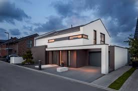Das moderne satteldachhaus mit seinen verschiedenen dachneigungen eröffnet ihnen. Einfamilienhaus In Iserlohn Bauhaus Trifft Satteldach Bauunternehmen Verfuss
