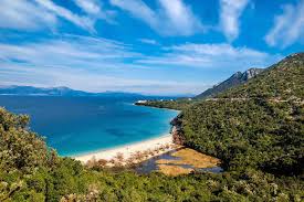 Piesočné a štrkové pláže v peljesaci sú v zátokách pri trsteniku a žuljane (potápačská základňa), ktoré sú situované v južnej časti polostrova. Peljesac Poluotok Soli Kamenica I Vina Yachts Croatia