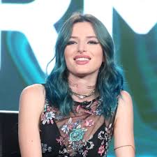 Bella thorne departed from her signature red hair and moved on to a deep blue hue with black undertones. Bella Thorne S Black Hair March 2017 Popsugar Latina