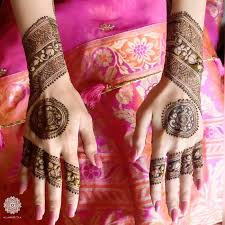 Check 151+ beautiful & easy mehndi designs 2021 ideas for mehandi ceremony. Unique Back Hand Mehndi Designs For The Bridesmaids Wedmegood