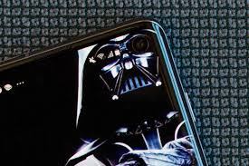 El agujero en la pantalla del móvil es algo con lo que tendrás que lidiar cada día, te guste o no. Death Star Galaxy S10 Wallpaper Novocom Top